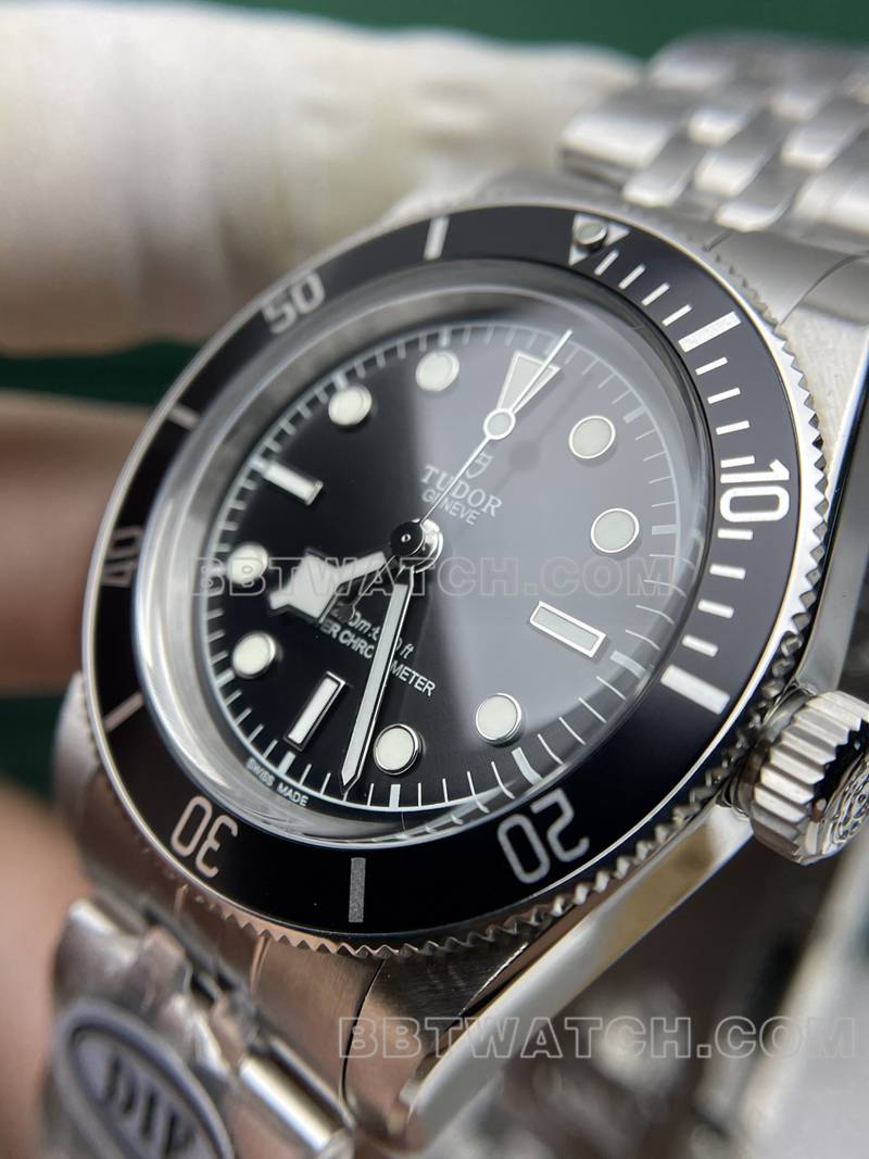 帝舵最佳复刻手表DIF厂碧湾41mm黑盘机械钢带款侧面实拍图