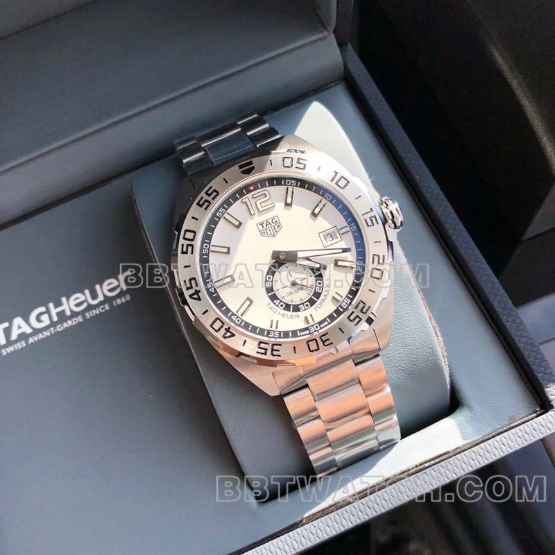 泰格豪雅1:1复刻手表F1白盘43mm机械钢带款正面实拍图