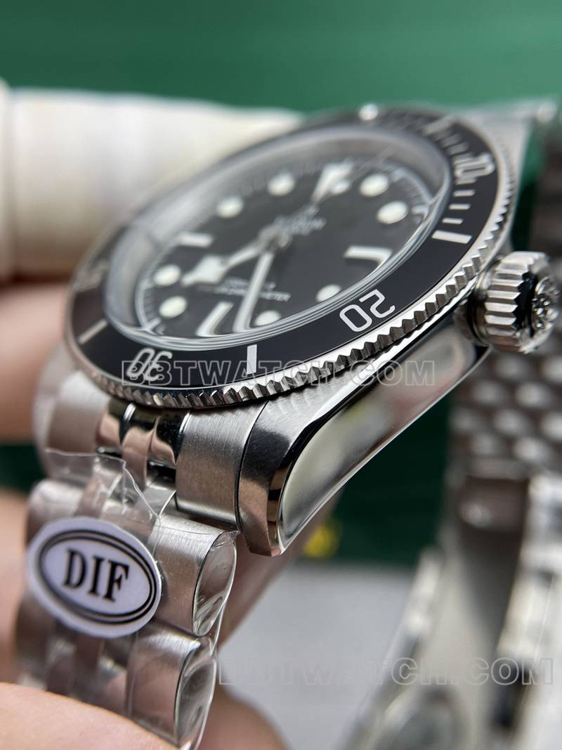 帝舵最佳复刻手表DIF厂碧湾41mm黑盘机械钢带款侧面实拍图
