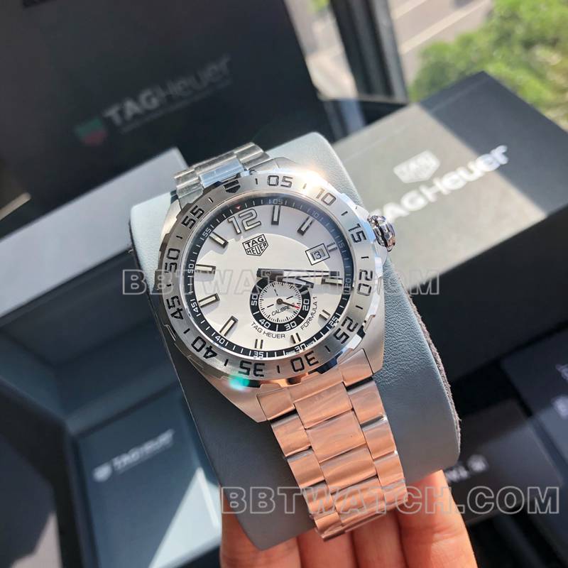 泰格豪雅1:1复刻手表F1白盘43mm机械钢带款正面实拍图