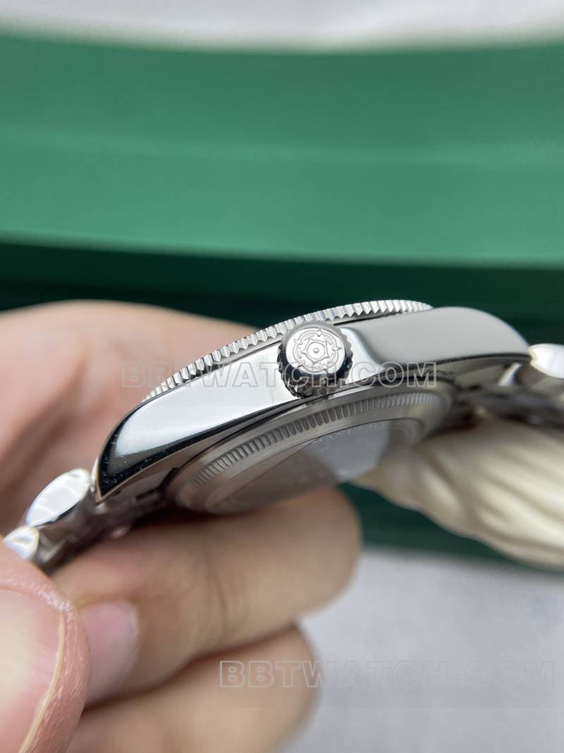 帝舵最佳复刻手表DIF厂碧湾41mm黑盘机械钢带款侧面实拍图