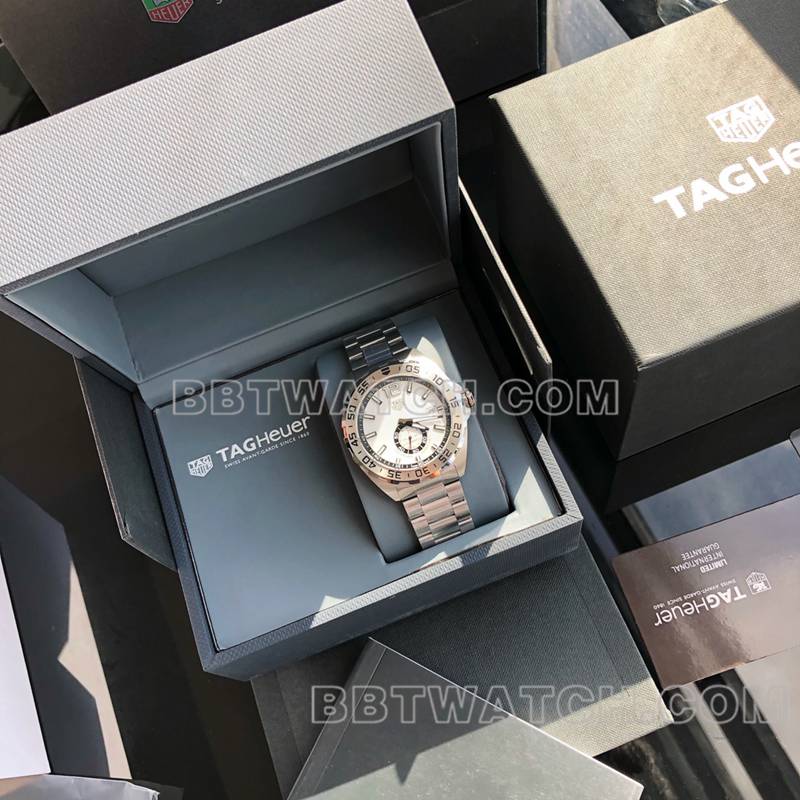 泰格豪雅1:1复刻手表F1白盘43mm机械钢带款正面实拍图