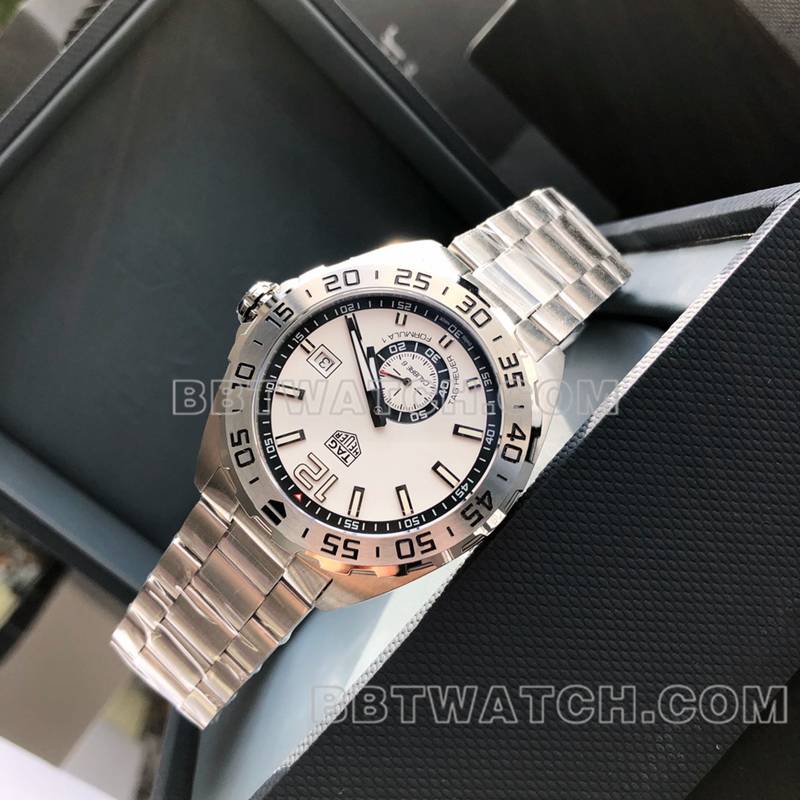 泰格豪雅1:1复刻手表F1白盘43mm机械钢带款正面实拍图