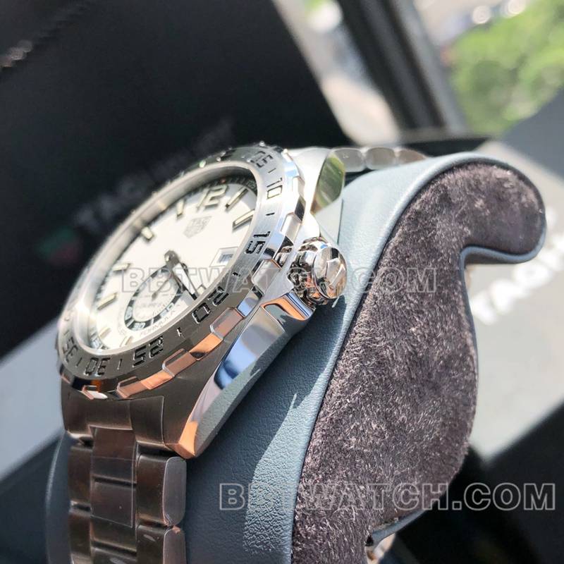 泰格豪雅1:1复刻手表F1白盘43mm机械钢带款侧面实拍图