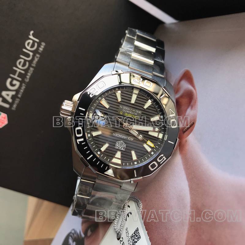 泰格豪雅顶级复刻手表竞潜条纹黑盘41mm机械钢带款正面实拍图