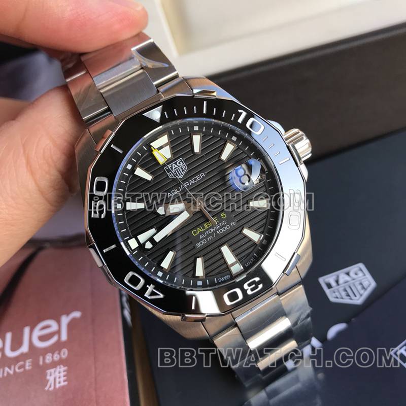 泰格豪雅顶级复刻手表竞潜条纹黑盘41mm机械钢带款正面实拍图