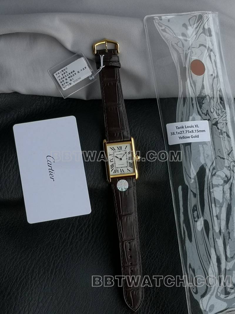 卡地亚最优复刻手表F1厂坦克白盘黄金壳2899MC机芯皮带款正面实拍图