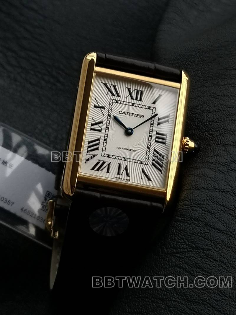 卡地亚最优复刻手表F1厂坦克白盘黄金壳2899MC机芯皮带款正面实拍图