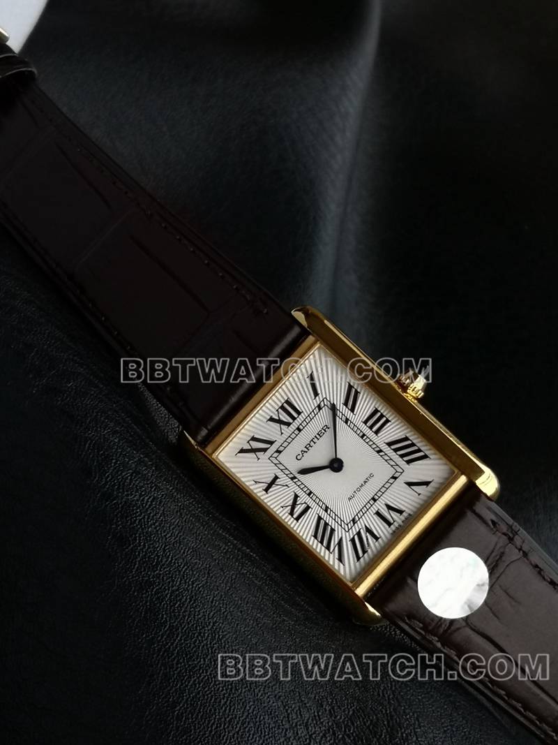 卡地亚最优复刻手表F1厂坦克白盘黄金壳2899MC机芯皮带款正面实拍图