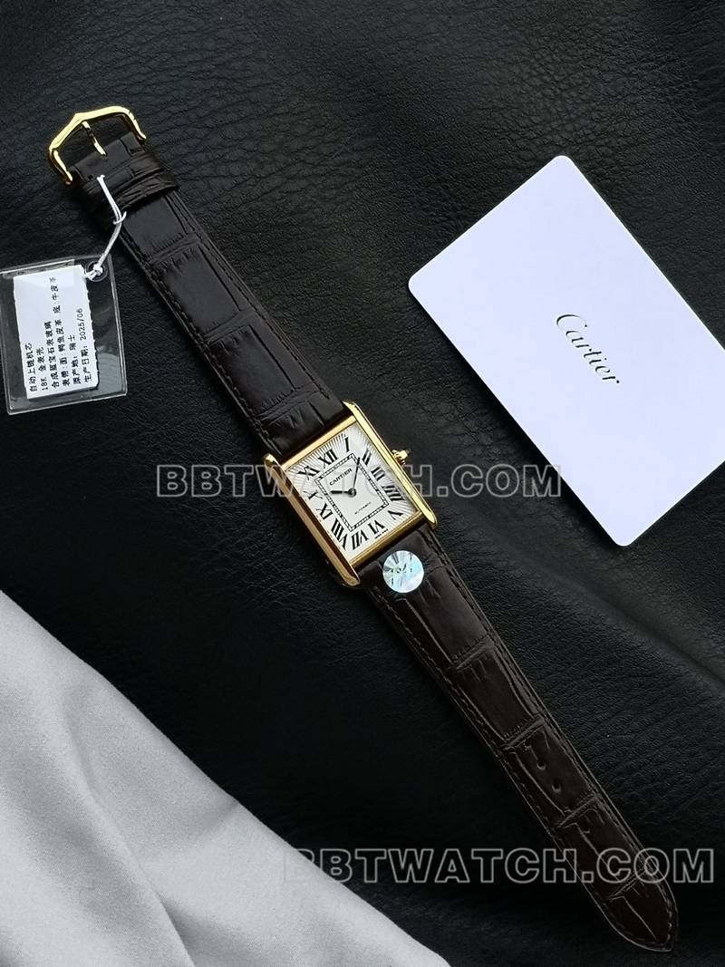 卡地亚最优复刻手表F1厂坦克白盘黄金壳2899MC机芯皮带款正面实拍图