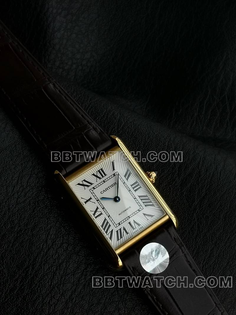 卡地亚最优复刻手表F1厂坦克白盘黄金壳2899MC机芯皮带款正面实拍图