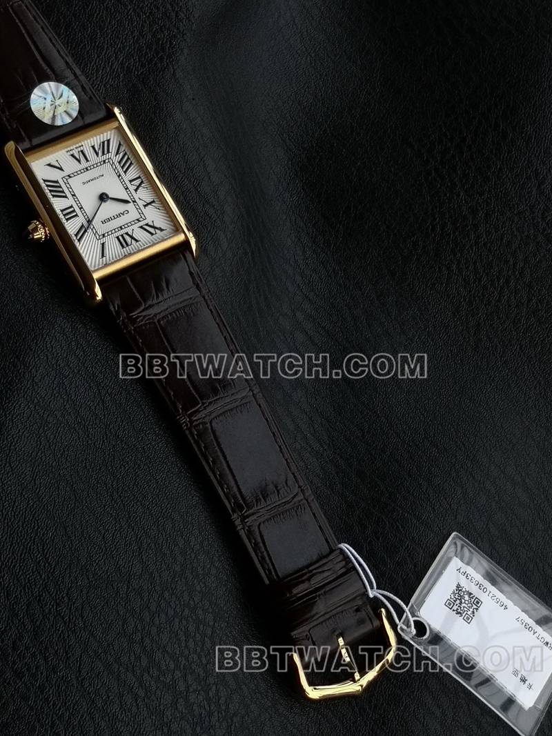 卡地亚最优复刻手表F1厂坦克白盘黄金壳2899MC机芯皮带款正面实拍图