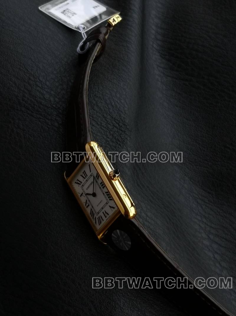 卡地亚最优复刻手表F1厂坦克白盘黄金壳2899MC机芯皮带款侧面实拍图