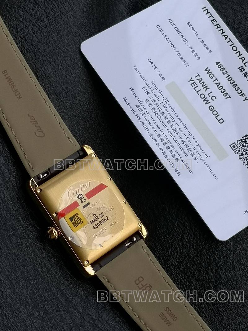 卡地亚最优复刻手表F1厂坦克白盘黄金壳2899MC机芯皮带款背面实拍图