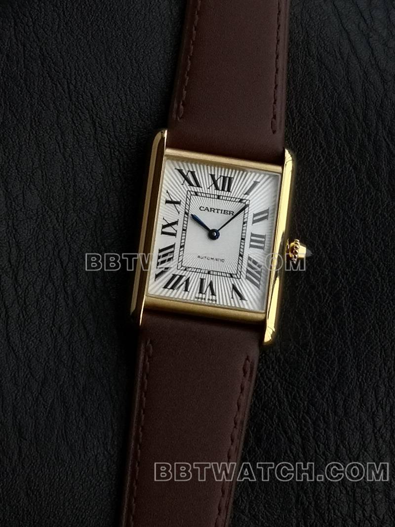 卡地亚1:1复刻手表F1厂坦克白盘黄金壳2899MC机芯皮带款正面实拍图