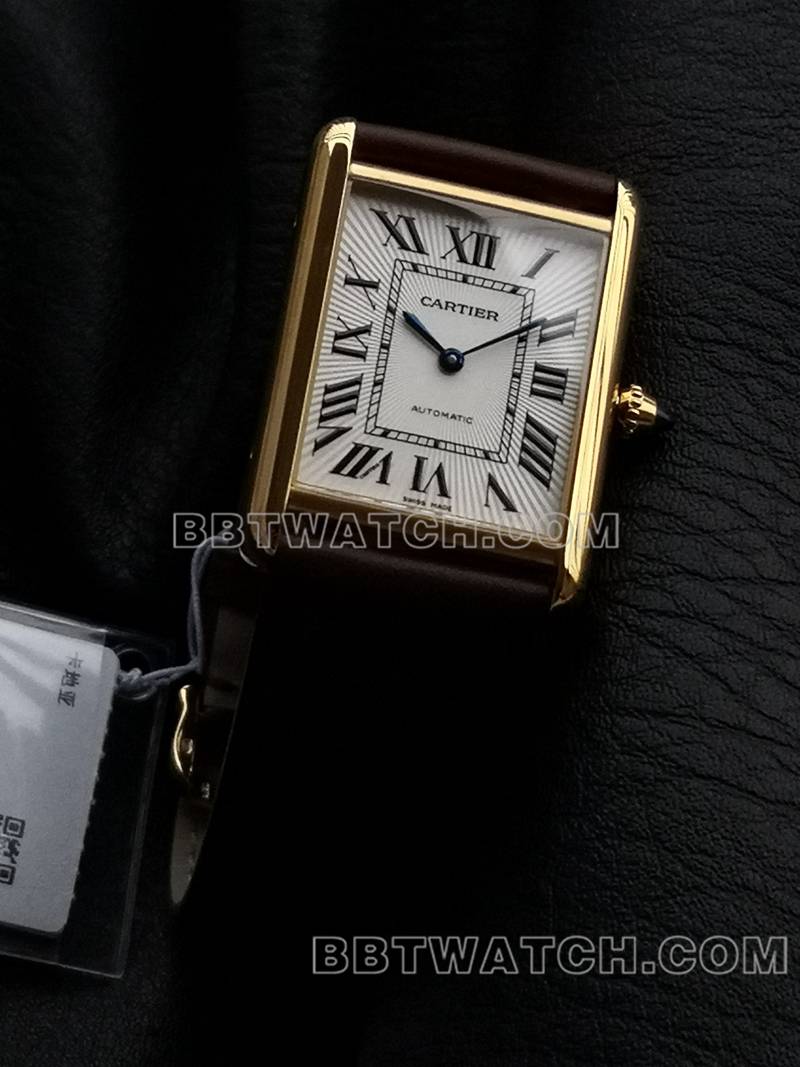 卡地亚1:1复刻手表F1厂坦克白盘黄金壳2899MC机芯皮带款正面实拍图