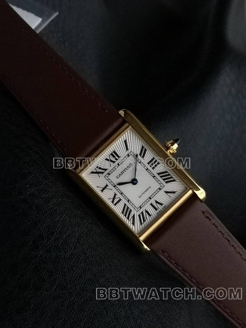 卡地亚1:1复刻手表F1厂坦克白盘黄金壳2899MC机芯皮带款正面实拍图