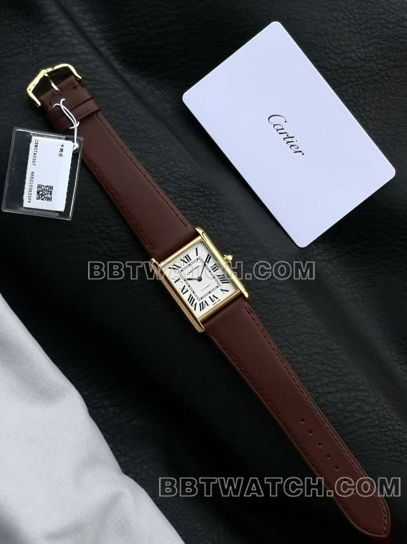 卡地亚1:1复刻手表F1厂坦克白盘黄金壳2899MC机芯皮带款正面实拍图