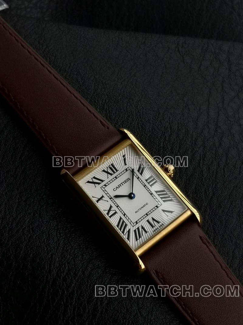 卡地亚1:1复刻手表F1厂坦克白盘黄金壳2899MC机芯皮带款正面实拍图