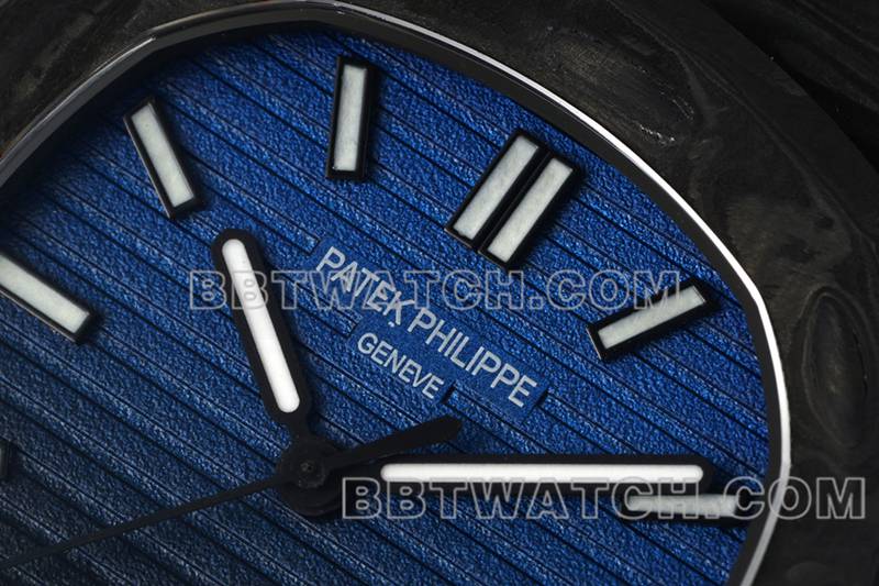 百达翡丽超级克隆手表DIW厂鹦鹉螺蓝黑盘碳纤维机械钢带款5711正面实拍图