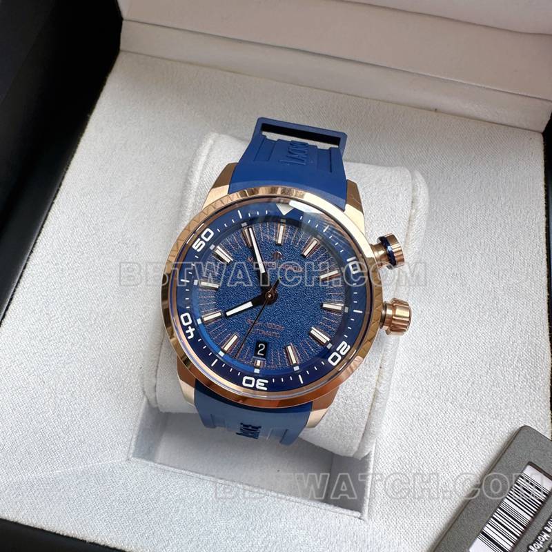 艾美1:1复刻手表原单奔涛S黑盘42mm机械蓝色橡胶款正面实拍图