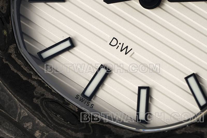 百达翡丽最佳复刻手表DIW厂鹦鹉螺白盘碳纤维机械钢带款5711正面实拍图
