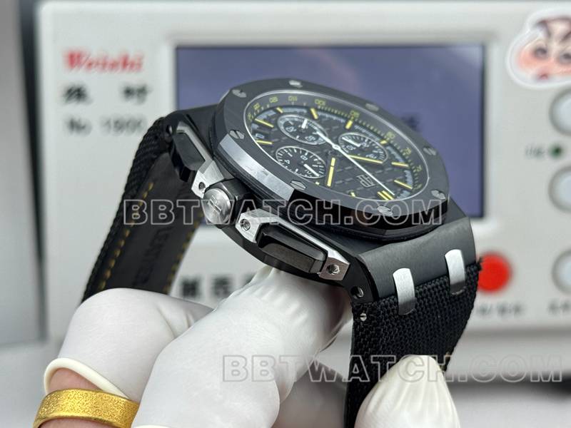 爱彼最优复刻手表LS厂皇家橡树离岸型43MM黑盘计时机械橡胶款26420侧面实拍图