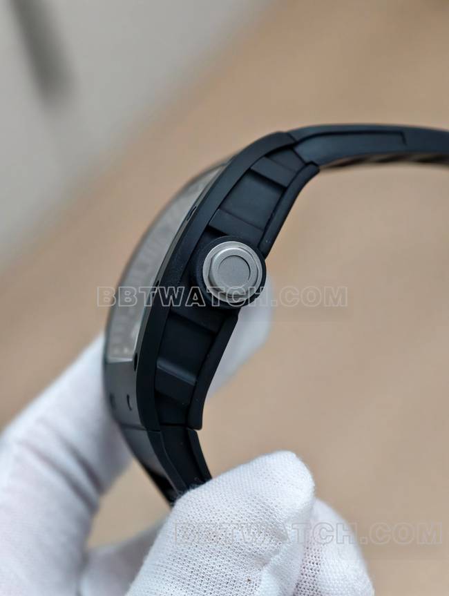 理查德米勒顶级复刻手表APS厂陀飞轮机械黑色陶瓷橡胶款RM055侧面实拍图