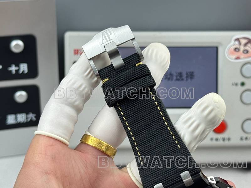 爱彼最优复刻手表LS厂皇家橡树离岸型43MM黑盘计时机械橡胶款26420表带实拍图