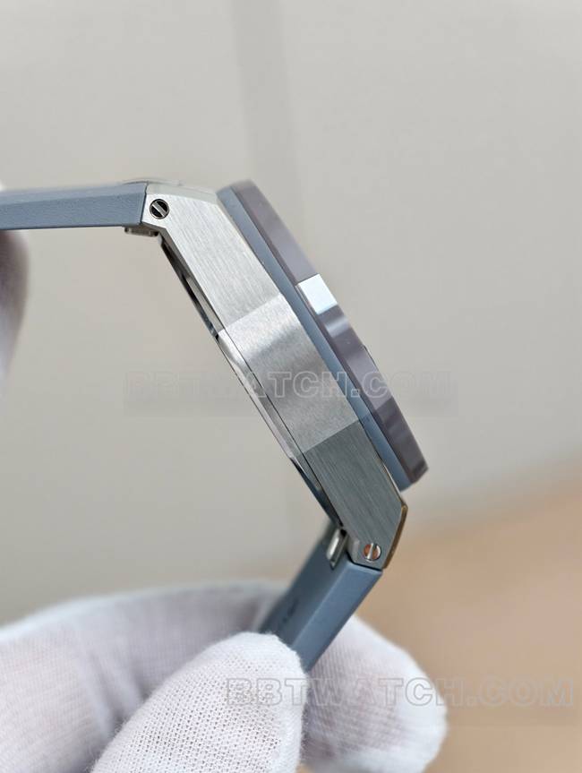 爱彼顶级复刻手表APS厂皇家橡树离岸型灰盘机械橡胶款26420侧面实拍图