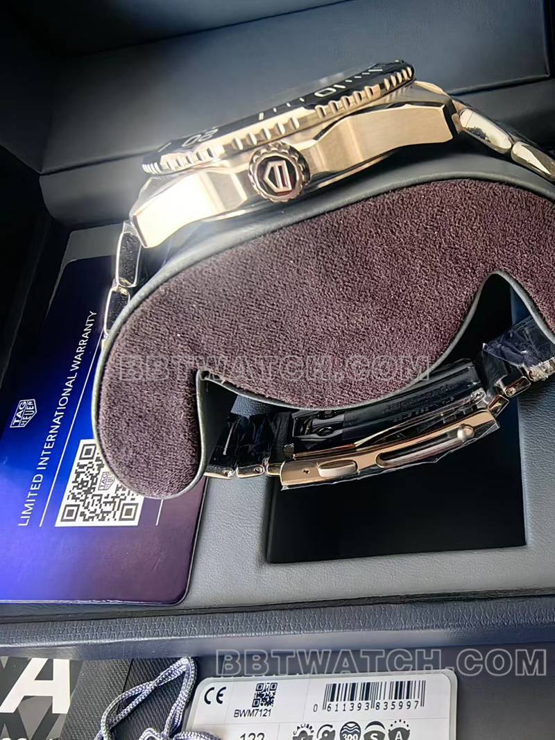 泰格豪雅顶级复刻手表原单竞潜黑盘钢带款侧面实拍图