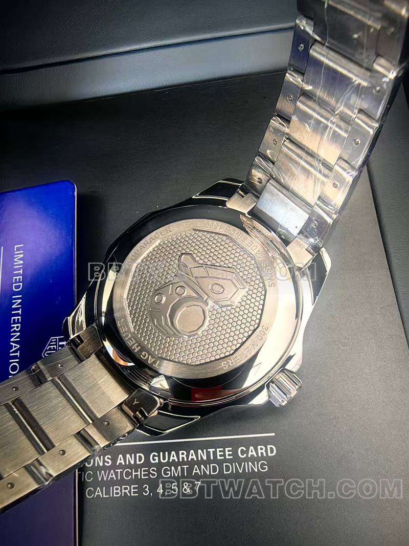 泰格豪雅顶级复刻手表原单竞潜黑盘钢带款背面实拍图