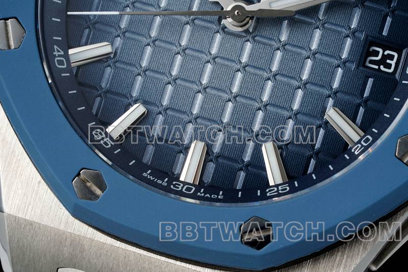 爱彼超级克隆手表APP厂皇家橡树离岸型烟熏蓝盘机械橡胶款15605正面实拍图