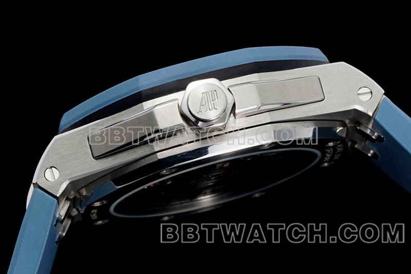 爱彼超级克隆手表APP厂皇家橡树离岸型烟熏蓝盘机械橡胶款15605侧面实拍图