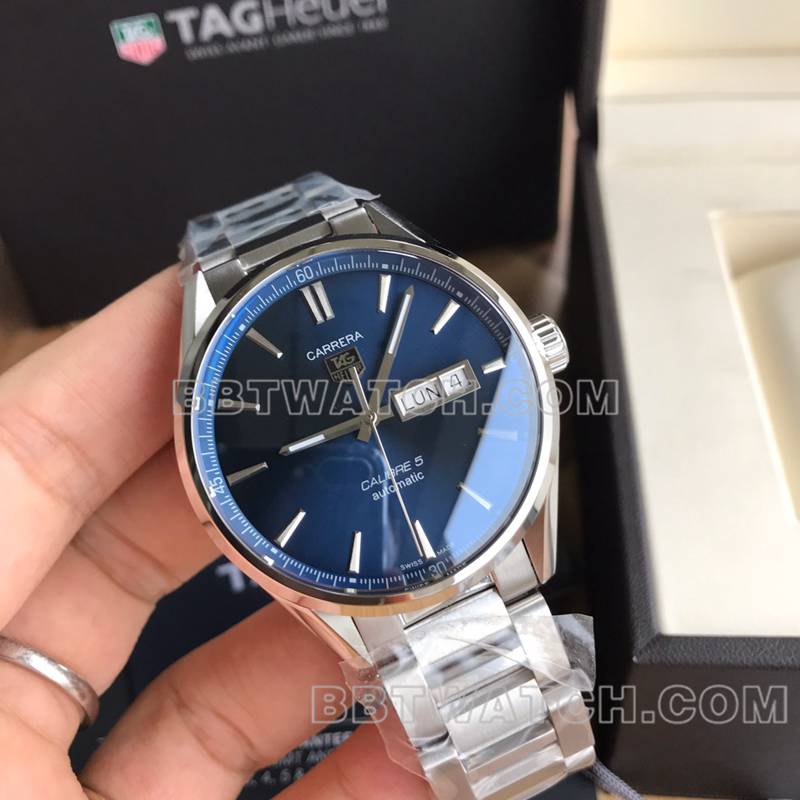 泰格豪雅最佳复刻手表卡莱拉双日历蓝盘SW220机械机芯钢带款正面实拍图