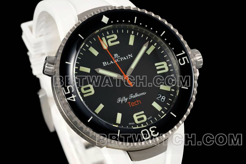 宝珀最佳复刻手表五十噚黑盘钛金属机械白色橡胶款正面实拍图