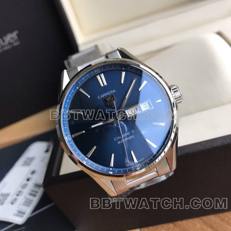 泰格豪雅最佳复刻手表卡莱拉双日历蓝盘SW220机械机芯钢带款正面实拍图