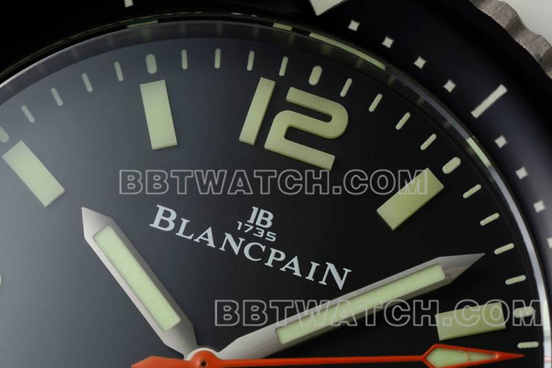 宝珀最佳复刻手表五十噚黑盘钛金属机械白色橡胶款正面实拍图