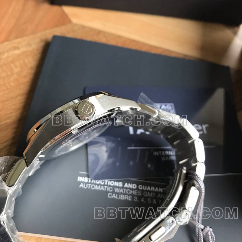 泰格豪雅最佳复刻手表卡莱拉双日历蓝盘SW220机械机芯钢带款侧面实拍图