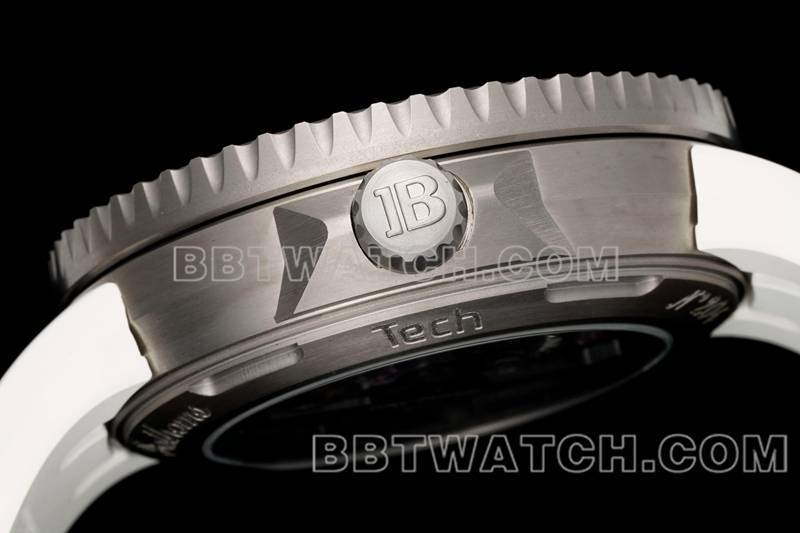 宝珀最佳复刻手表五十噚黑盘钛金属机械白色橡胶款侧面实拍图