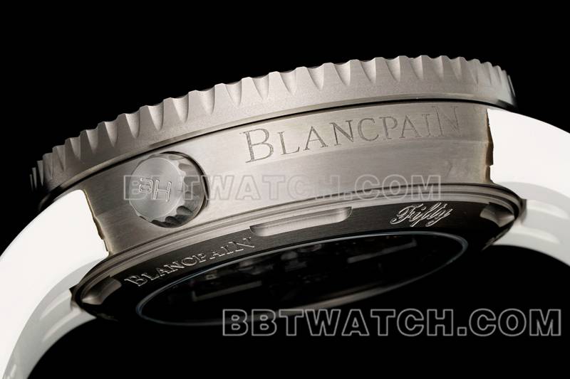 宝珀最佳复刻手表五十噚黑盘钛金属机械白色橡胶款侧面实拍图