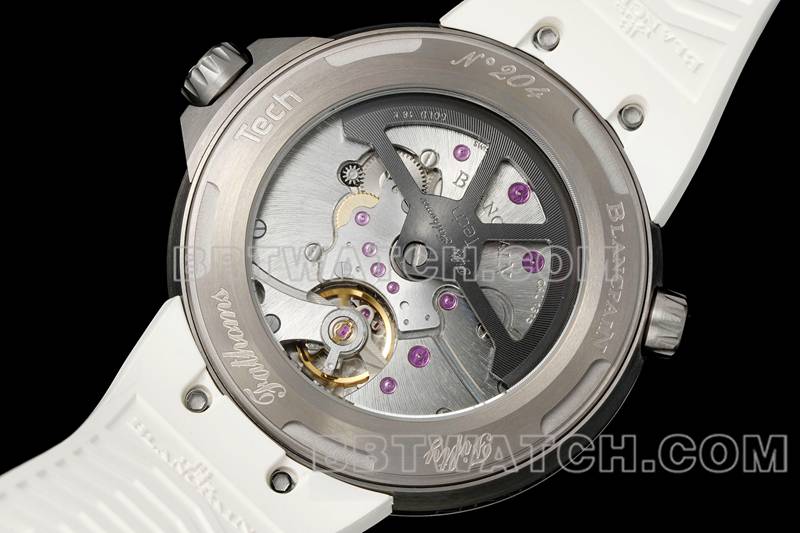 宝珀最佳复刻手表五十噚黑盘钛金属机械白色橡胶款背面实拍图