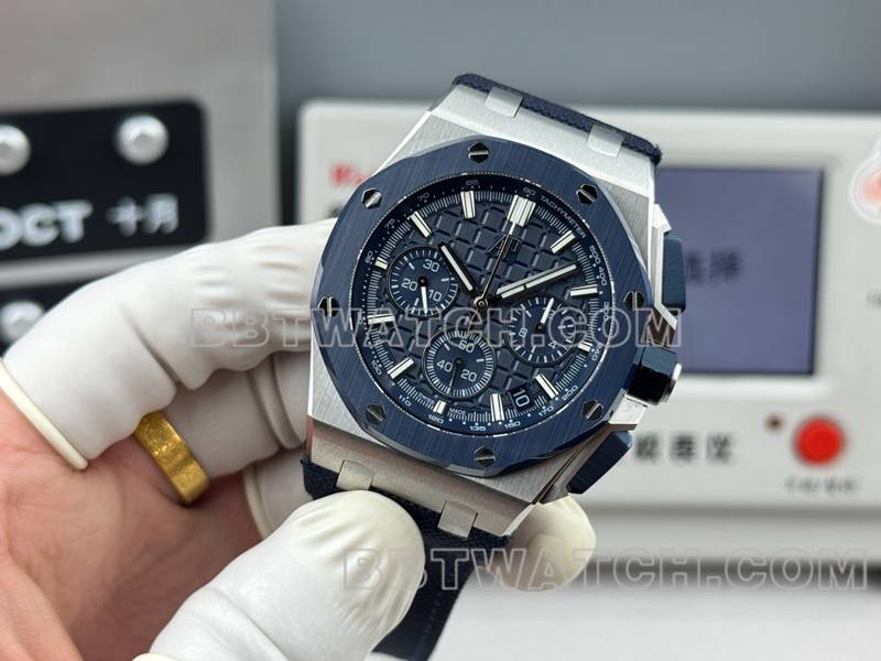 爱彼1:1复刻手表LS厂皇家橡树离岸型43MM蓝盘计时机械橡胶款26420正面实拍图