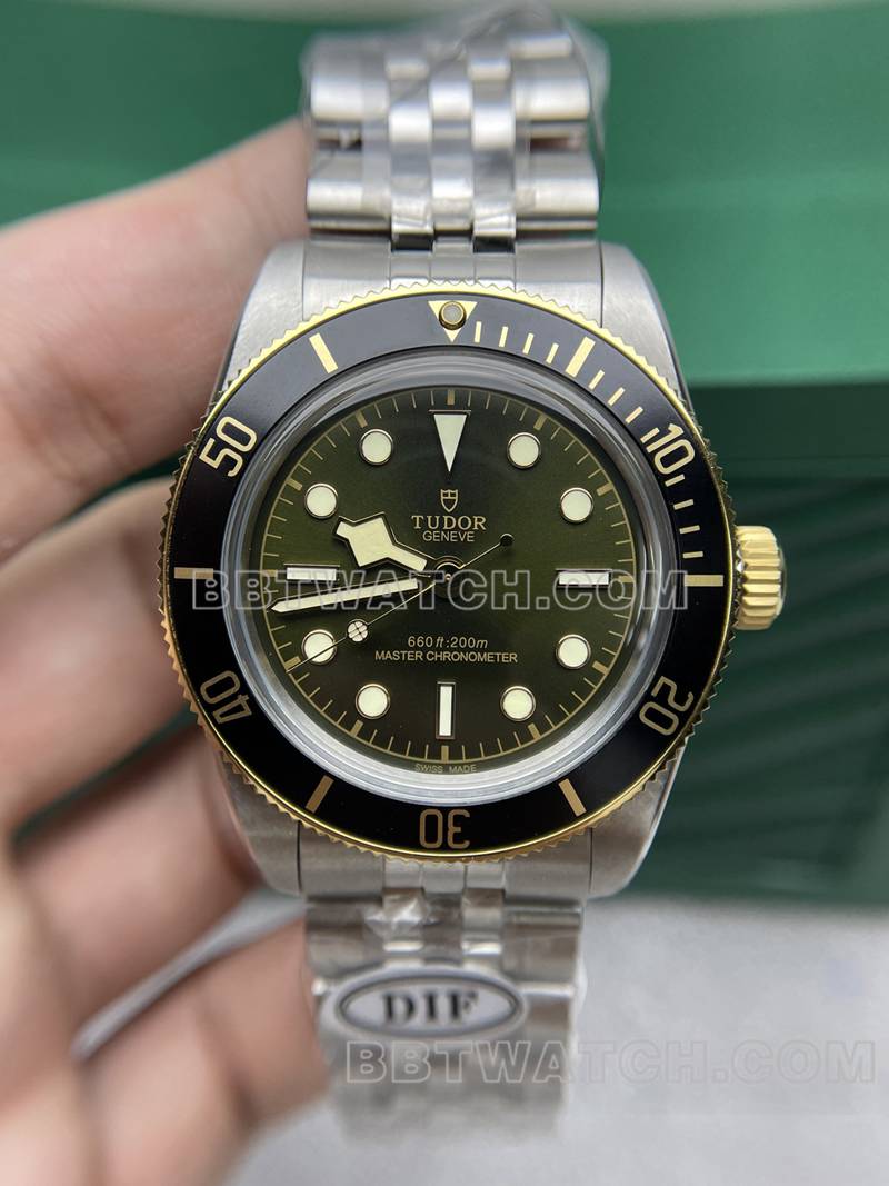 帝舵顶级复刻手表DIF厂碧湾41mm绿盘机械钢带款正面实拍图