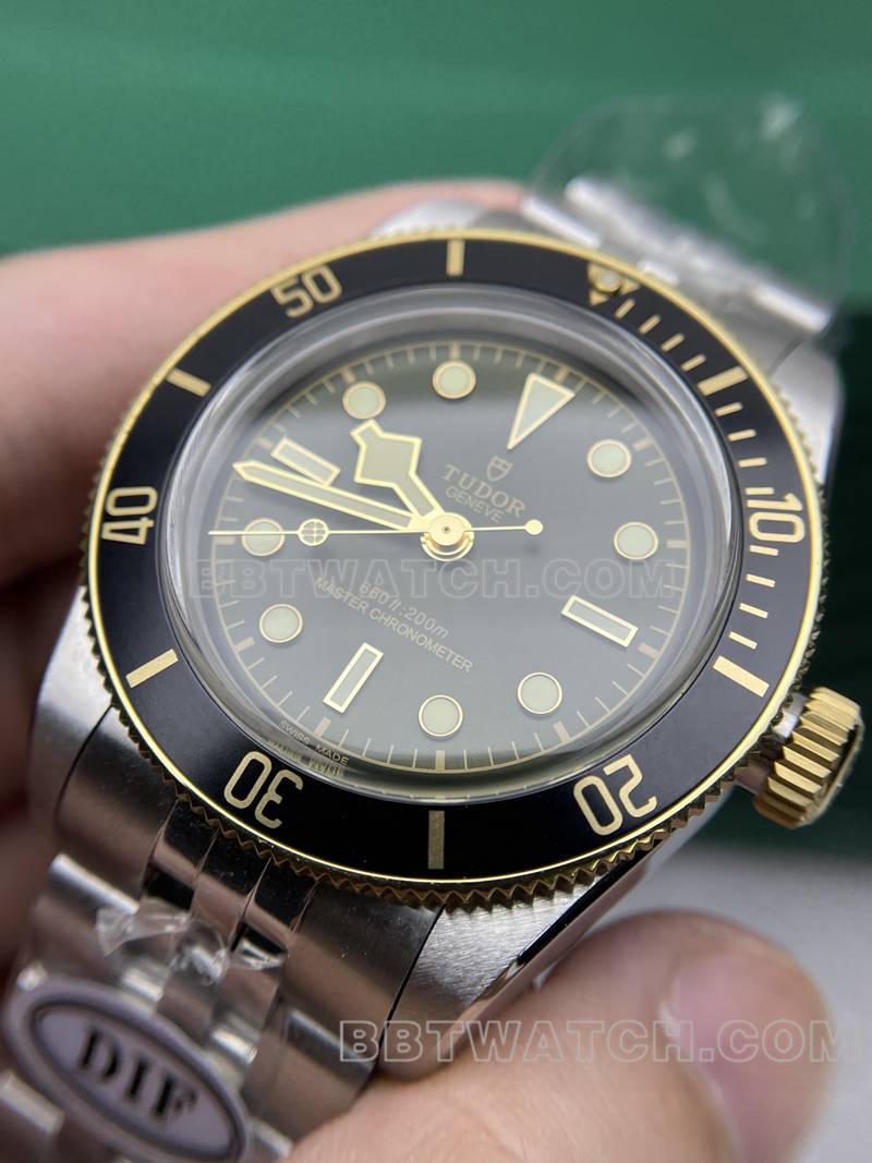 帝舵顶级复刻手表DIF厂碧湾41mm绿盘机械钢带款正面实拍图