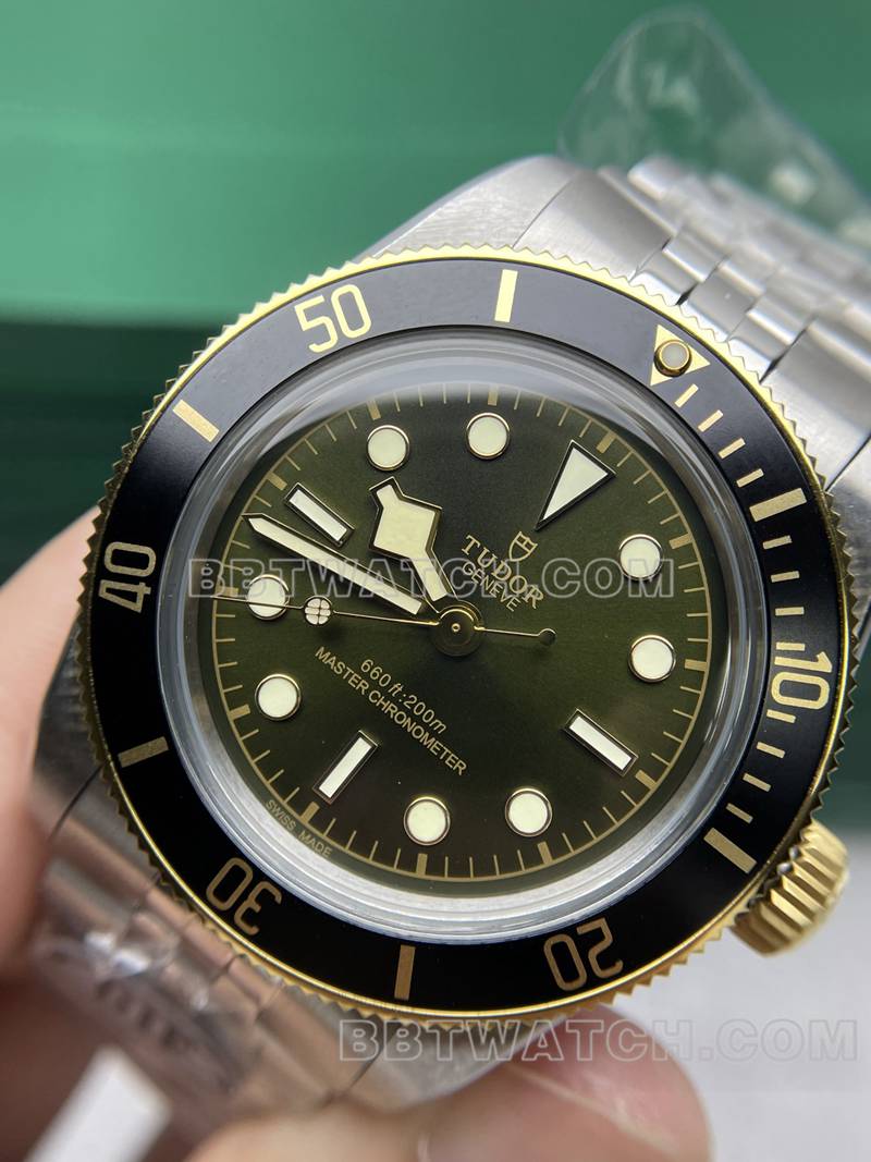 帝舵顶级复刻手表DIF厂碧湾41mm绿盘机械钢带款正面实拍图