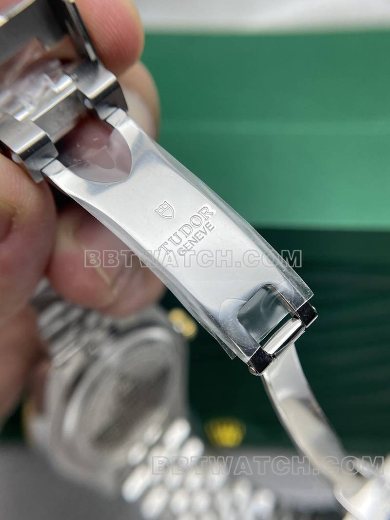 帝舵顶级复刻手表DIF厂碧湾41mm绿盘机械钢带款表扣实拍图