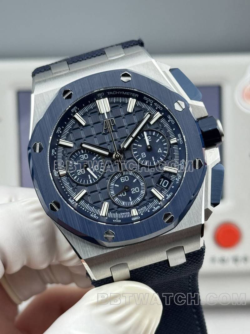 爱彼1:1复刻手表LS厂皇家橡树离岸型43MM蓝盘计时机械橡胶款26420正面实拍图