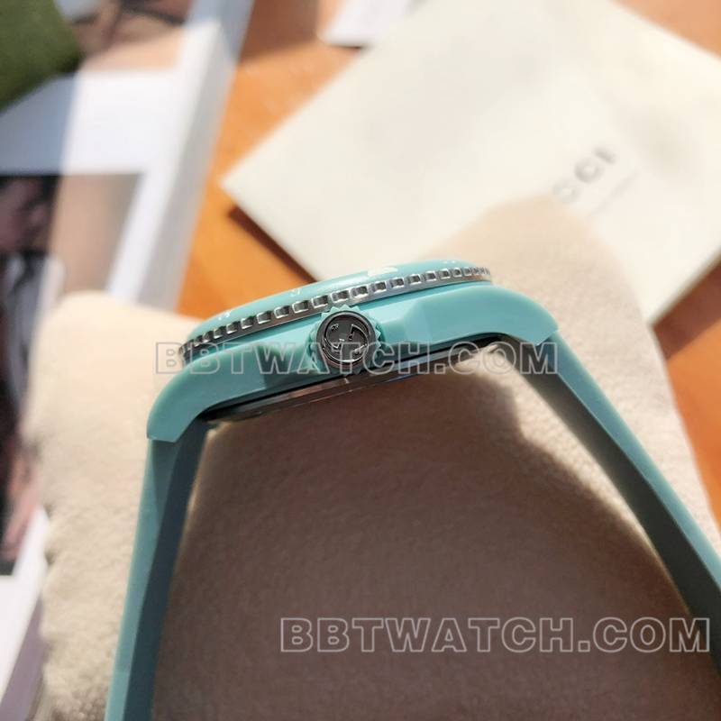 古驰1:1复刻手表40mm蓝盘SW200机械机械橡胶款侧面实拍图