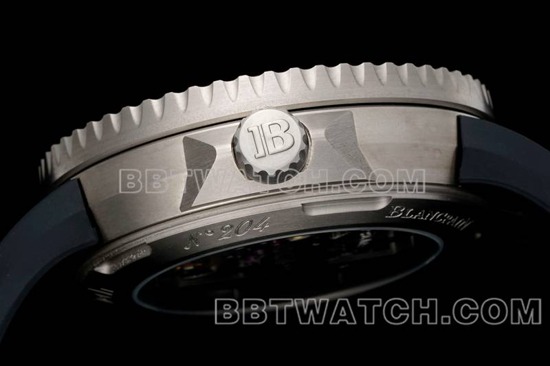 宝珀1:1复刻手表五十噚黑盘钛金属机械黑色橡胶款侧面实拍图